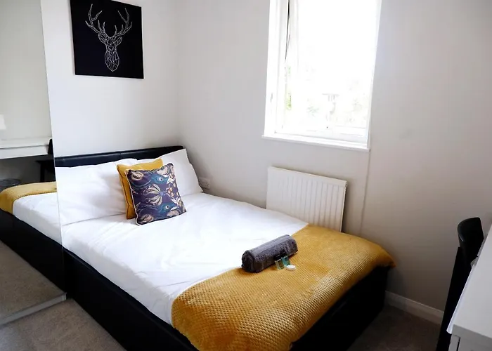 Comfortable 4-Bed House With 3 Bathrooms, Free Parking!