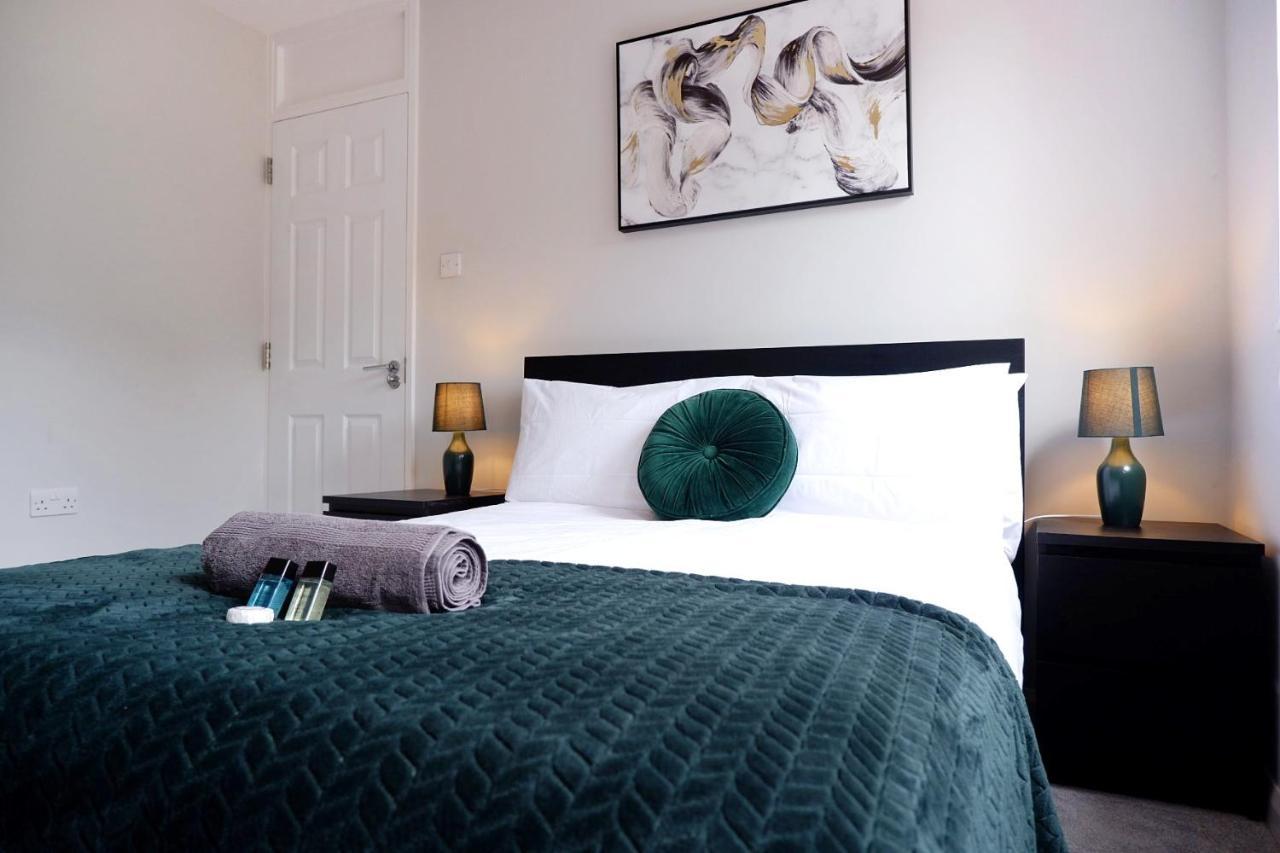 Comfortable 4-bed House With 3 Bathrooms, Free Parking!