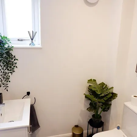 Comfortable 4-Bed House With 3 Bathrooms, Free Parking! Cambridge  Exterior photo