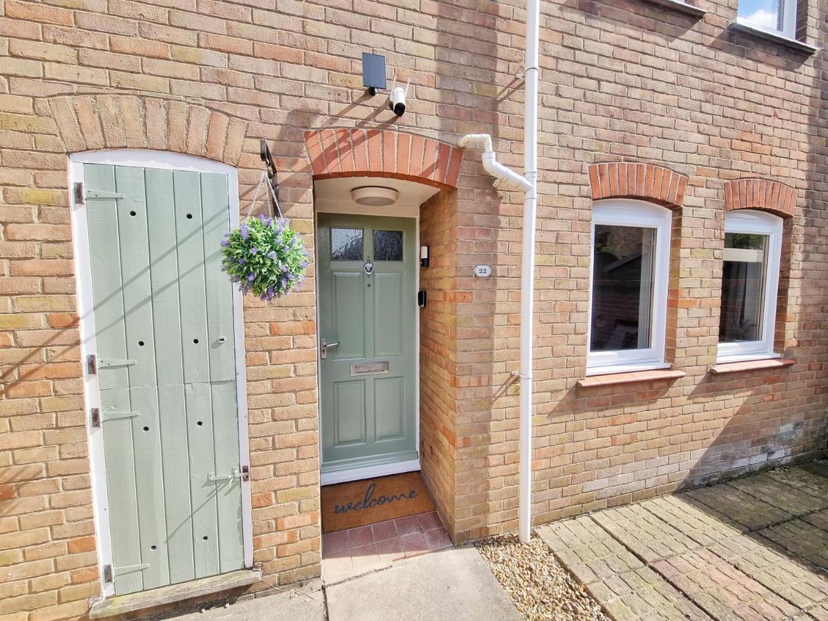 Comfortable 4-bed House With 3 Bathrooms, Free Parking! * CBG