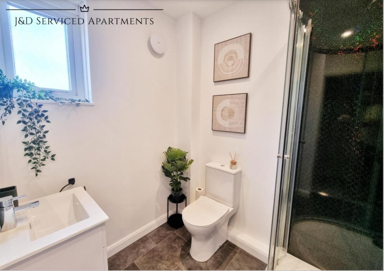 Comfortable 4-bed House With 3 Bathrooms, Free Parking! * CBG