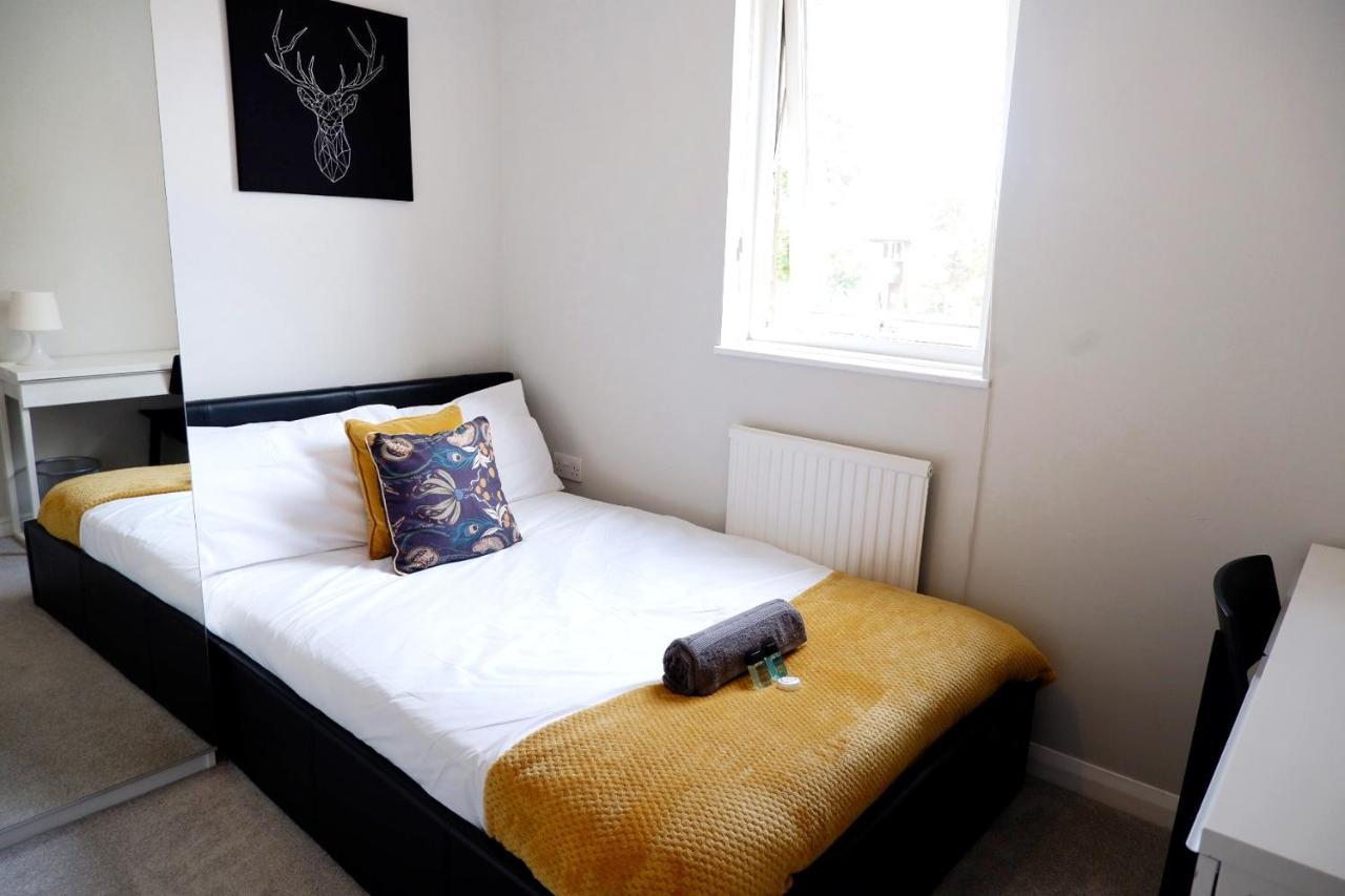 Сasa de vacaciones Comfortable 4-bed House With 3 Bathrooms, Free Parking! CBG