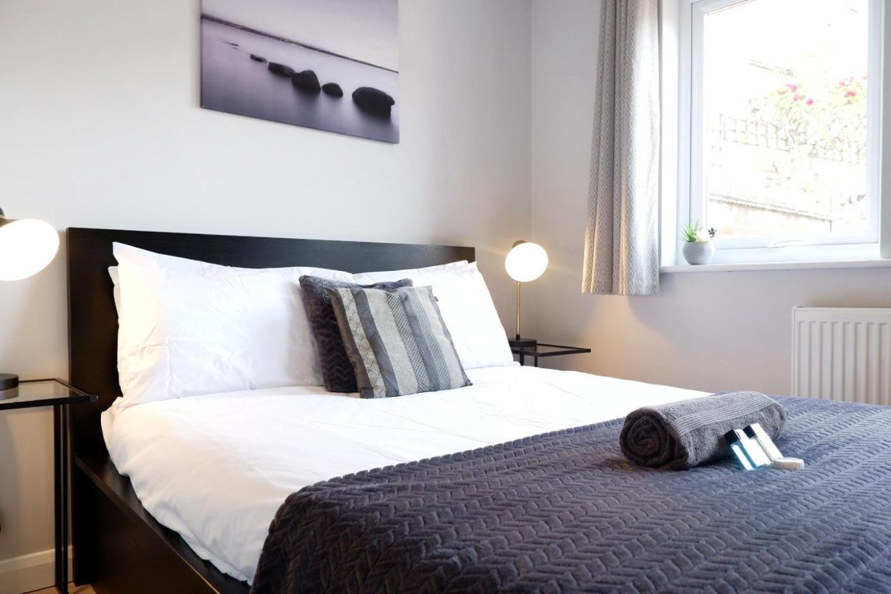 Comfortable 4-bed House With 3 Bathrooms, Free Parking! * CBG