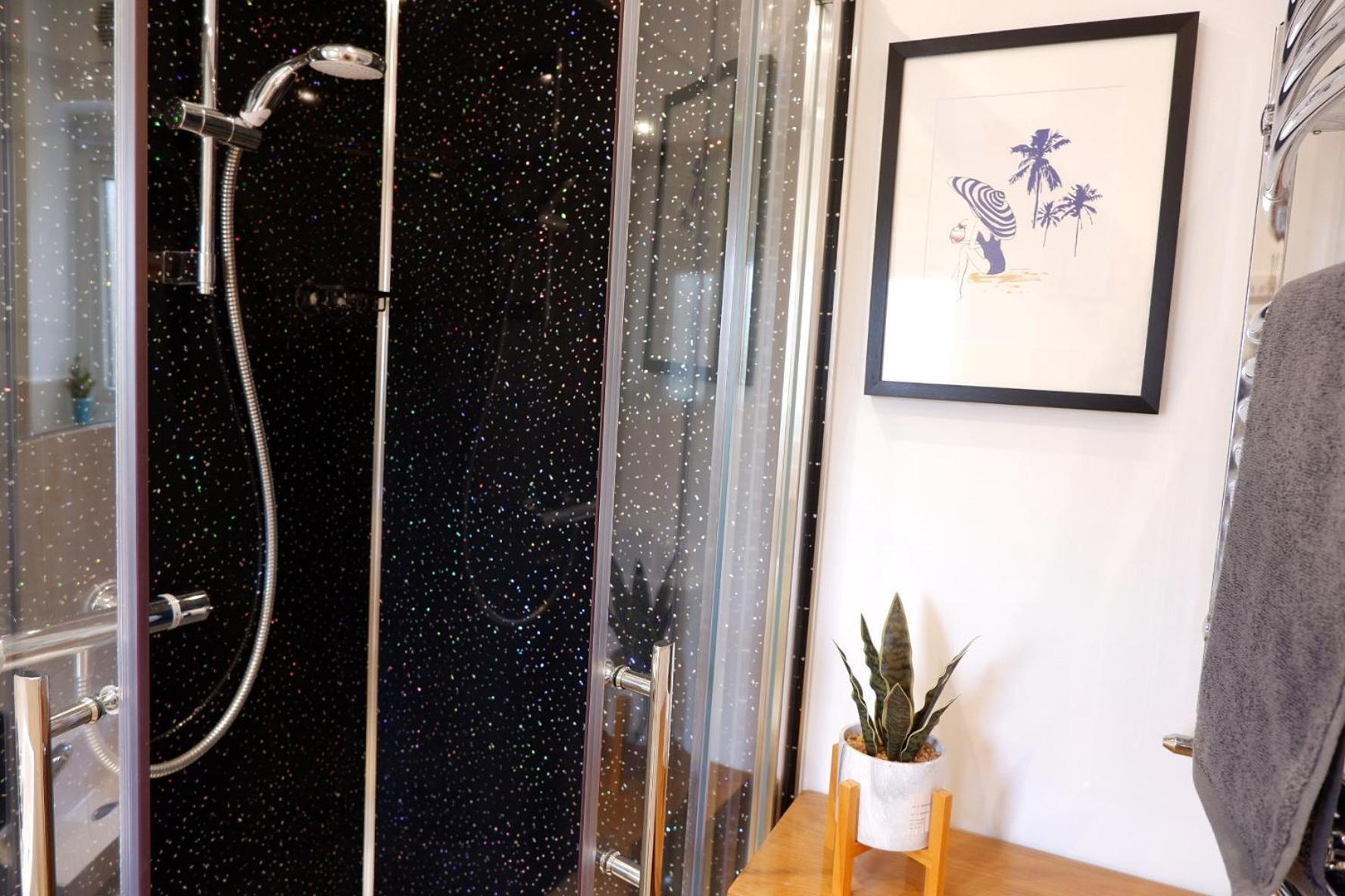 Сasa de vacaciones Comfortable 4-bed House With 3 Bathrooms, Free Parking! *