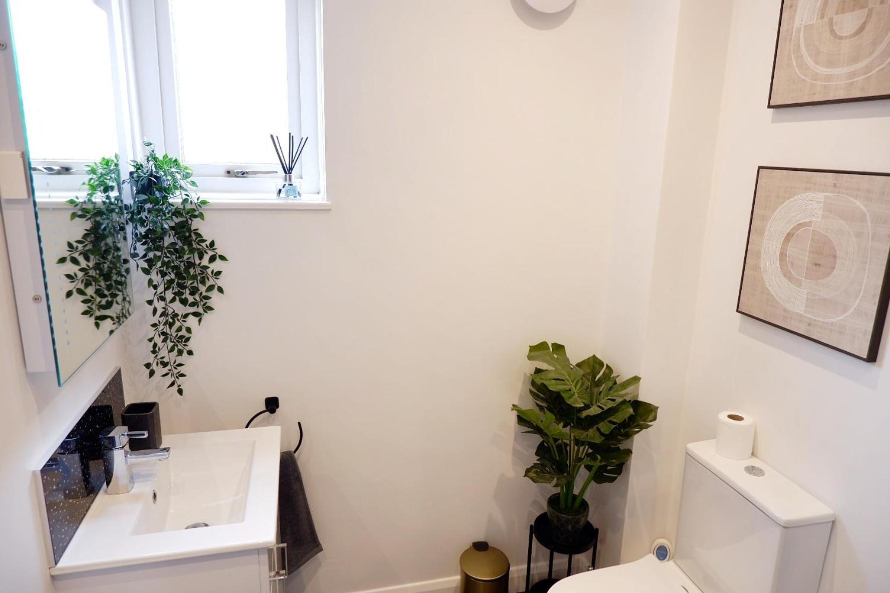 Comfortable 4-bed House With 3 Bathrooms, Free Parking! Сasa de vacaciones